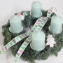 Adventskranz mit 4 Kerzen (Ø 30cm) aus Eukalyptus und Tannengrün, geschmückt mit Schleifenband.