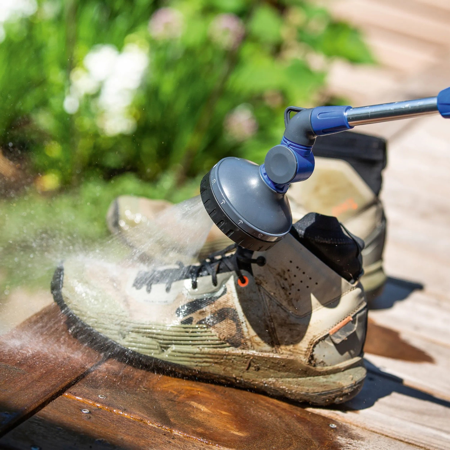 LUX Gießstab mit 10 Strahlvarianten reinigt schmutzige Schuhe. Gartenspritze mit Teleskop-Griff.