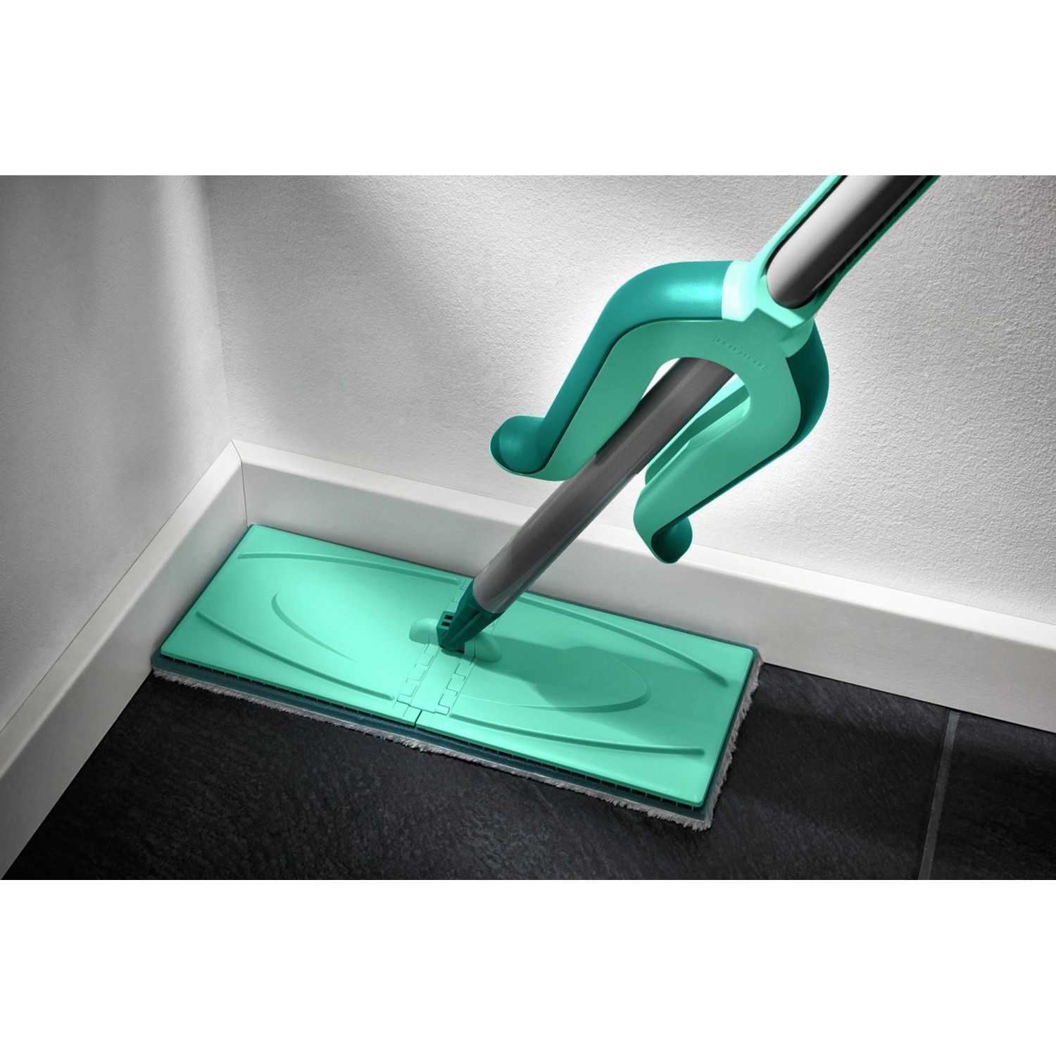 Leifheit Bodenwischer Picobello XL micro duo in Türkis beim Reinigen einer dunklen Bodenfliese.