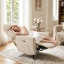 Cremeweißer HOMCOM Relaxsessel aus Cordstoff, elektrisch verstellbar, 360° drehbar, mit schlafender Frau im Wohnzimmer.