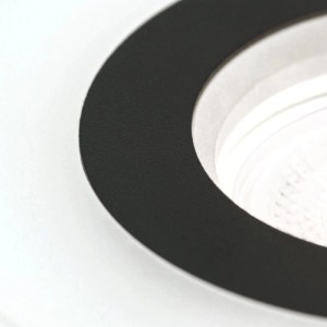 Schwarzer runder Orion GU10 Einbaustrahler mit Acrylring, flach in weißer Decke montiert. Modernes Design.