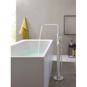 Freistehende Badewanne mit Grohe Lineare Wannenbatterie in Chrom mit Handbrause.