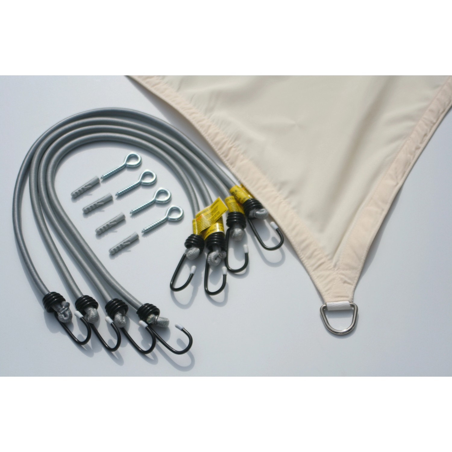 Viereckiges, helles elfenbeinfarbenes Sonnensegel (250x300 cm) mit Zubehör zur Montage.