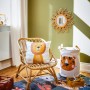 Kinder-Stuhl Safari Adventure aus Rattan mit Löwenkissen im Kinderzimmer.