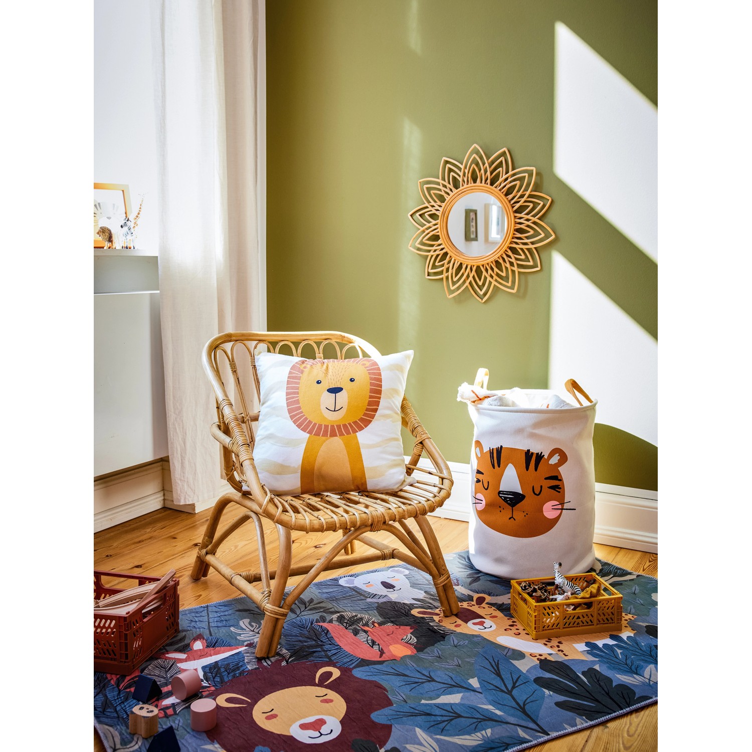 Kinder-Stuhl Safari Adventure aus Rattan mit Löwenkissen im Kinderzimmer.