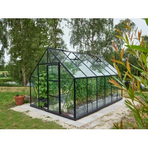 Schwarzes Halls Gewächshaus Universal 128 mit Pflanzen und Fundamentrahmen im Garten.