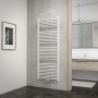Schulter Design-Heizkörper Turbo III, 886 W, Alpinweiß mit Mittenanschluss im Badezimmer.