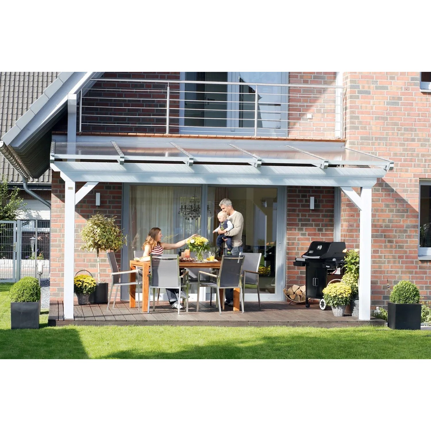 Skan Holz Terrassenüberdachung Ancona, 541x400 cm, Leimholz Eiche hell, mit Familie auf Terrasse.