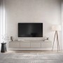 Modernes Selsey TV-Hängeboard Bemmi 200 cm in Kaschmirgrau mit vier Klappfächern, schwebend unter TV im Wohnzimmer.
