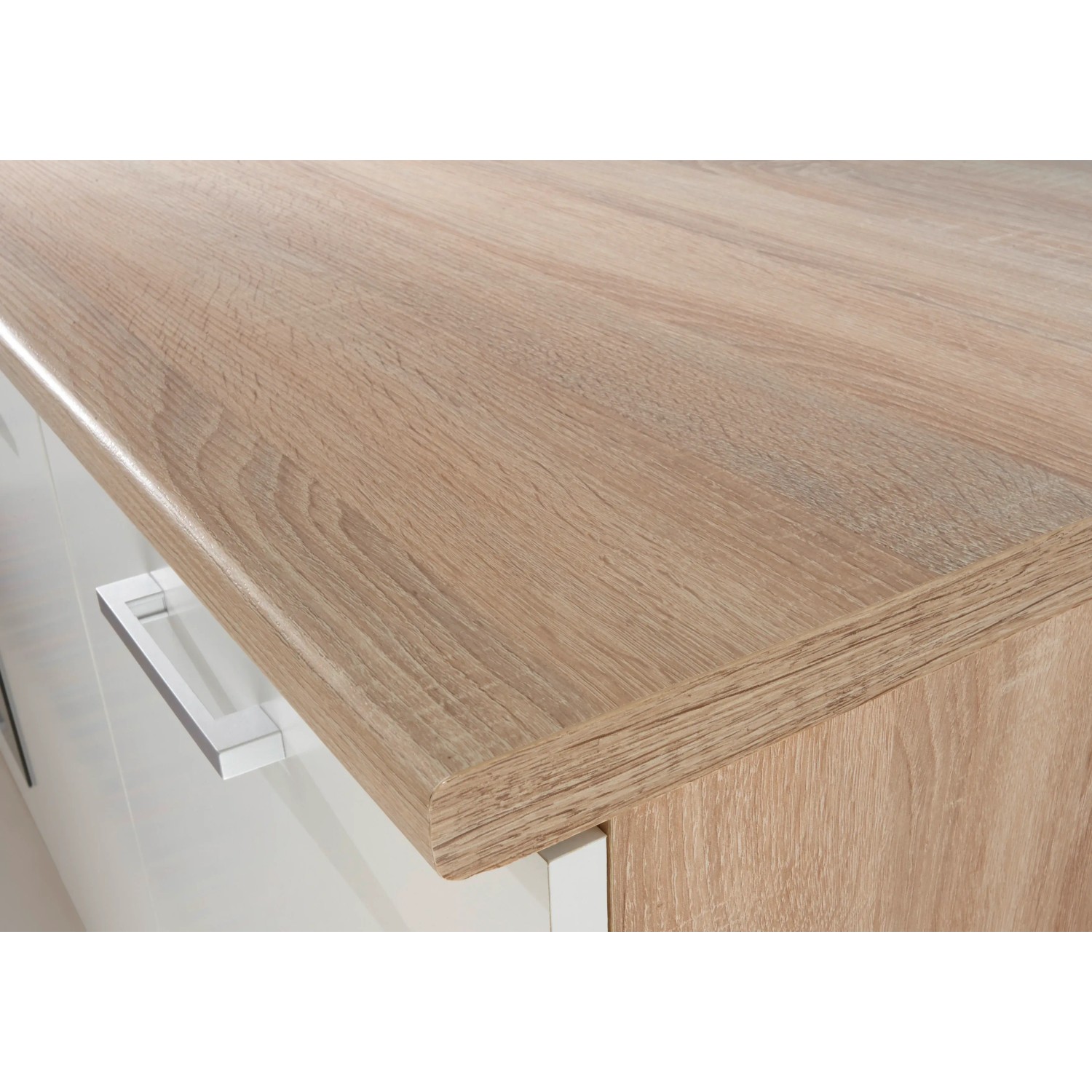 Detailaufnahme: Respekta Küchenzeile Petunia in Weiß mit Holzoptik Arbeitsplatte.