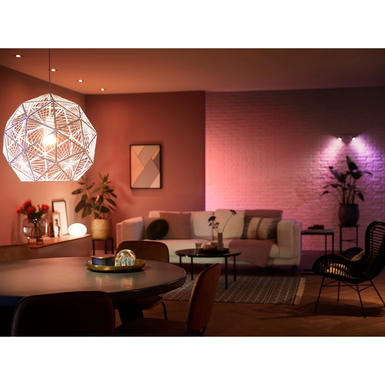 Wohnzimmer mit Philips Hue LED-Leuchtmittel E27, das farbiges Licht und Ambiente erzeugt.