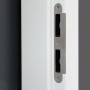 Detailaufnahme: Flächenbündige, weiße Türzarge mit silberfarbenem Schließblech (Linksanschlag).