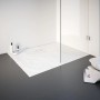 Rechteckige, weiße Schulte Duschwanne ExpressPlus 100x80 cm mit Ablaufabdeckung und leichter Steinoptik.