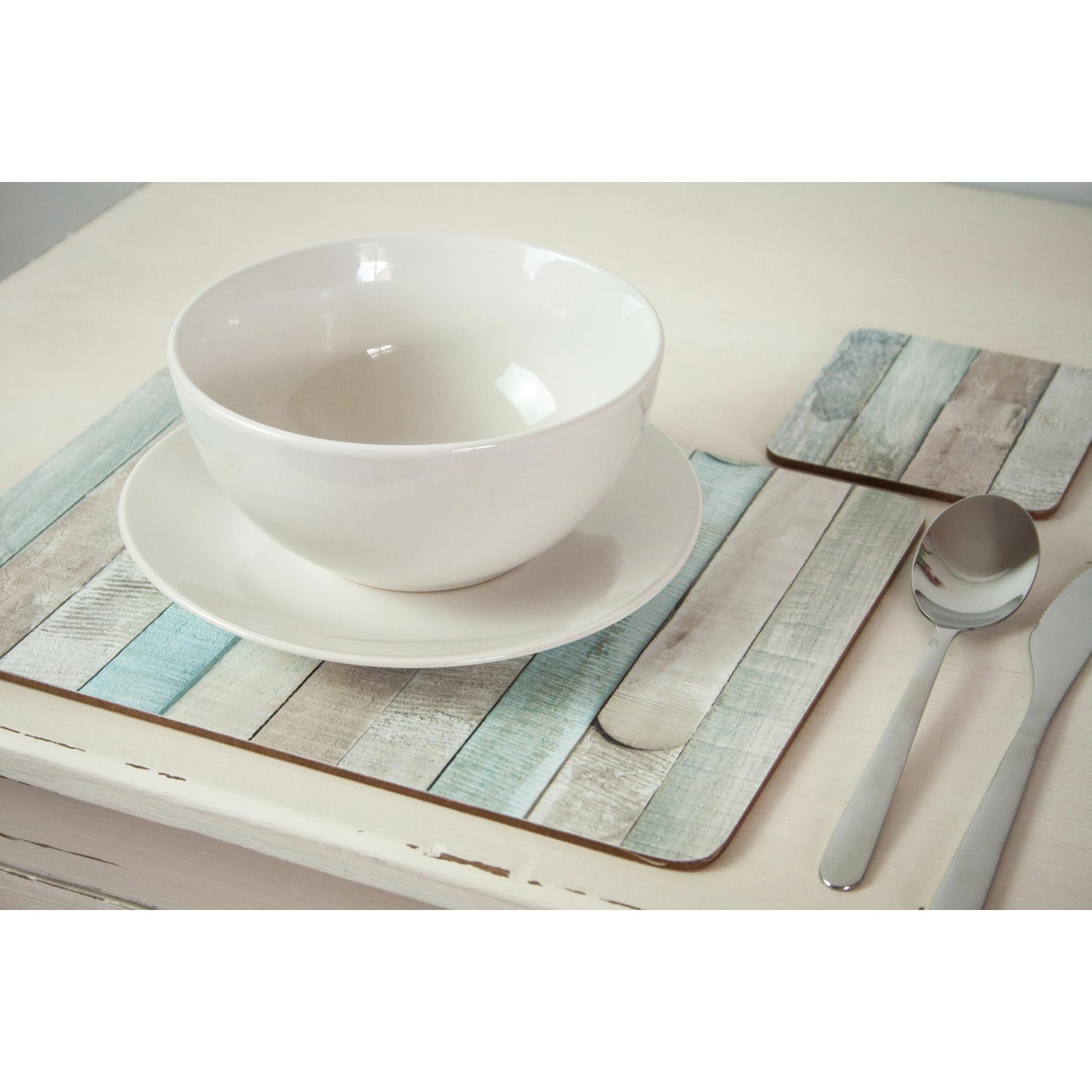 d-c-fix Klebefolie Rio Ocean als Tischdeko mit Geschirr und Besteck.