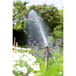 Gardena Impuls-Hochregner Premium im Einsatz: Bewässerung von Blumen im Garten mit Stativ.