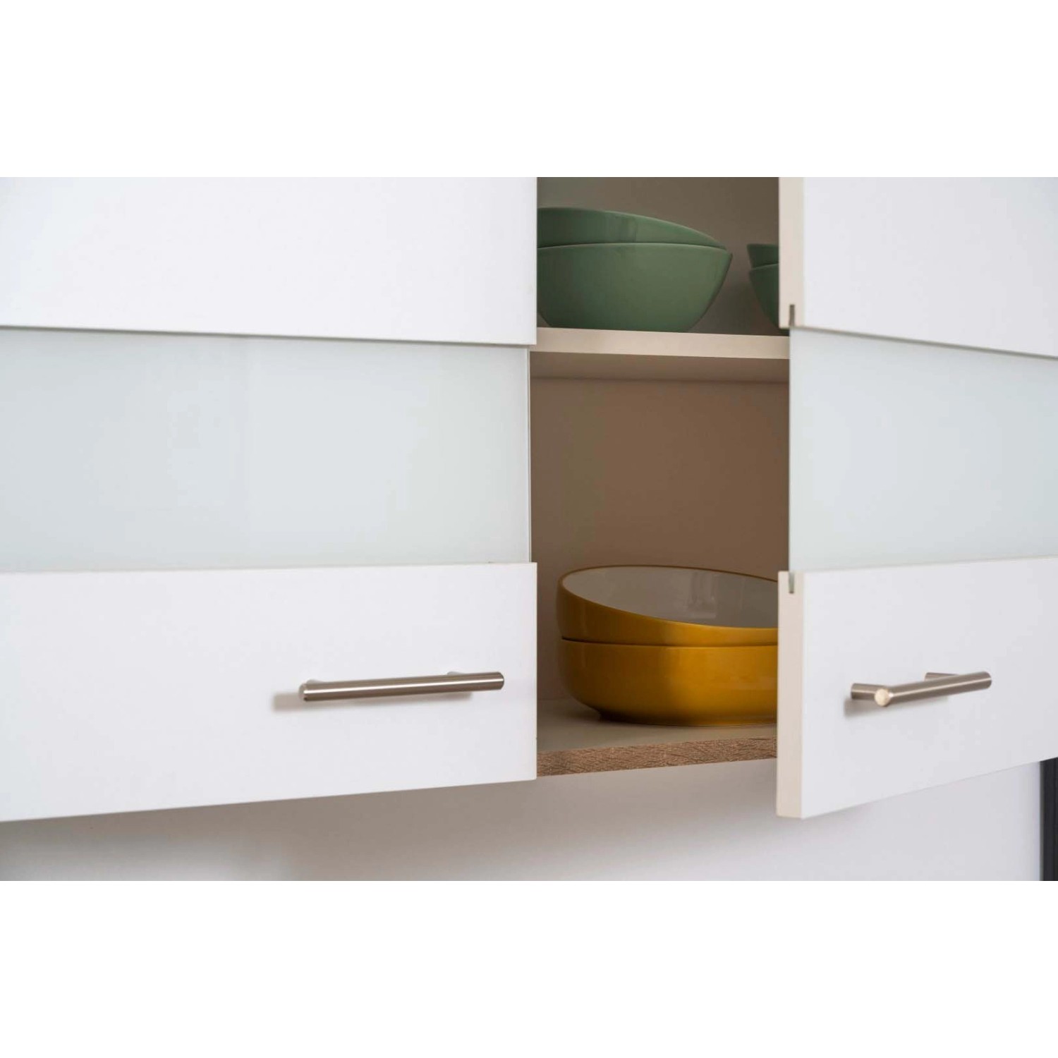 Detailansicht: Respekta Küchenzeile in Weiß-Eiche Sägerau mit Oberschrank und Geschirr.