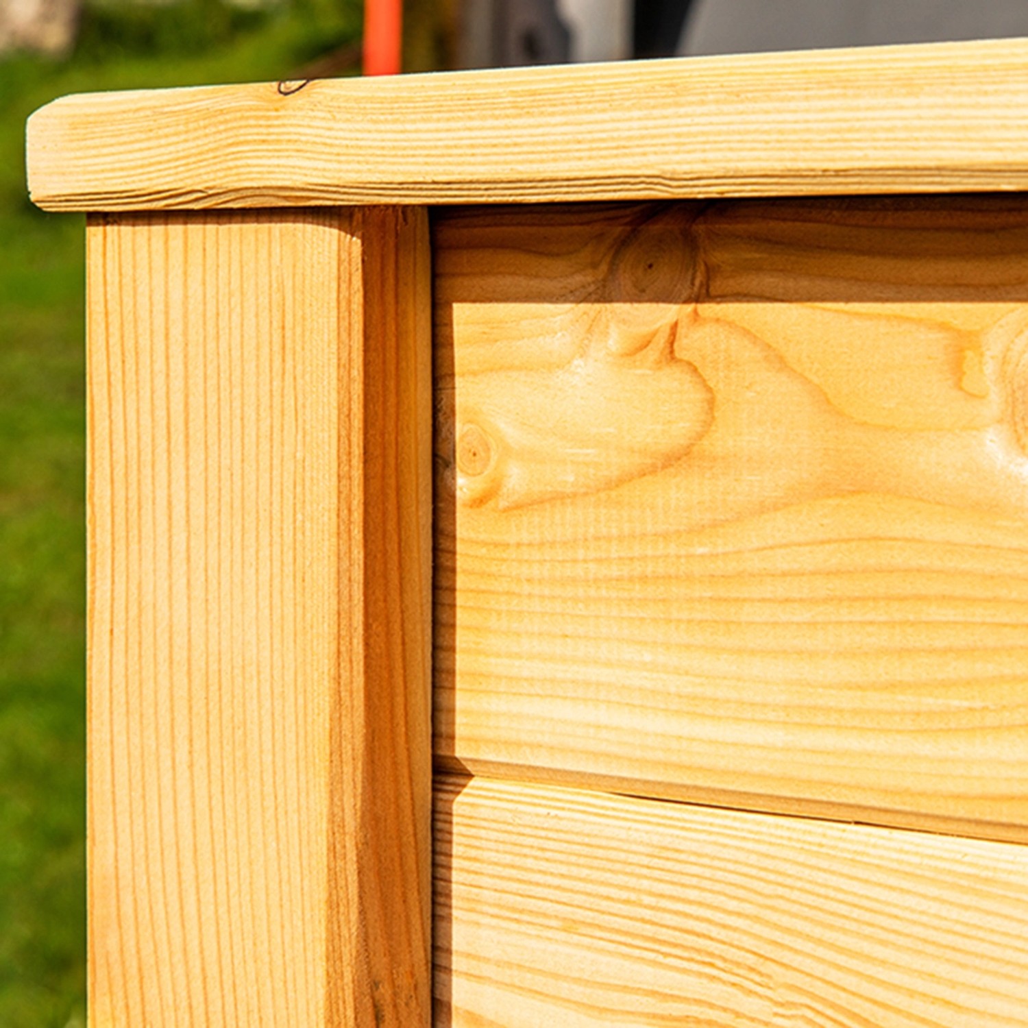 Detailansicht des Westmann Hochbeets aus Lärche, naturbelassenes Holz.