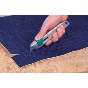 Wolfcraft Sicherheitsmesser schneidet blauen Teppich. Trapezklingen-Messer aus Metall mit Klingeneinzug.