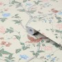 Laura Ashley Vliestapete Summer Palace mit Blumen- und Vogelmuster in Beige, Apricot und Salbei.