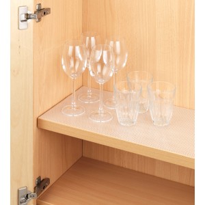 Transparente Wenko Anti-Rutsch-Matte (150x50 cm) im Küchenschrank mit Gläsern.