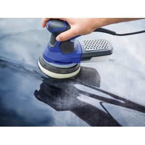 LUX Haft-Polierschwamm Comfort Ø 125 mm im Einsatz auf einer dunklen Oberfläche.