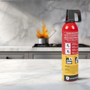Smartwares Feuerlöschspray (750 ml) für A- und F-Brände im Küchen-Hintergrund.