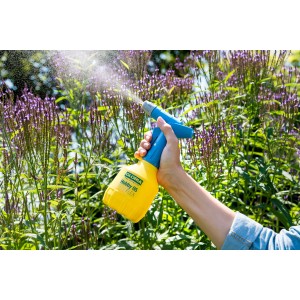 Gloria Feinsprüher Hobby 05 Flex in Aktion: Gelb-blauer Drucksprüher beim Bewässern von Pflanzen.