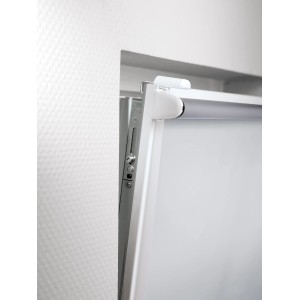 Detailaufnahme: Weißes Thermo-Rollo Manresa, 80x175 cm, mit Befestigung am Fensterrahmen.