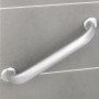 Wenko Wandhaltegriff Secura Premium, 46 cm, aus Aluminium im Badezimmer.