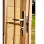 Detailaufnahme der Tür mit Griff und Schloss des Skan Holz Gartenhauses Bern 4.
