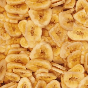Nahaufnahme von getrockneten, goldgelben Supravit Bananenchips als schmackhaftes Pferdeleckerli und Pferdefutter.