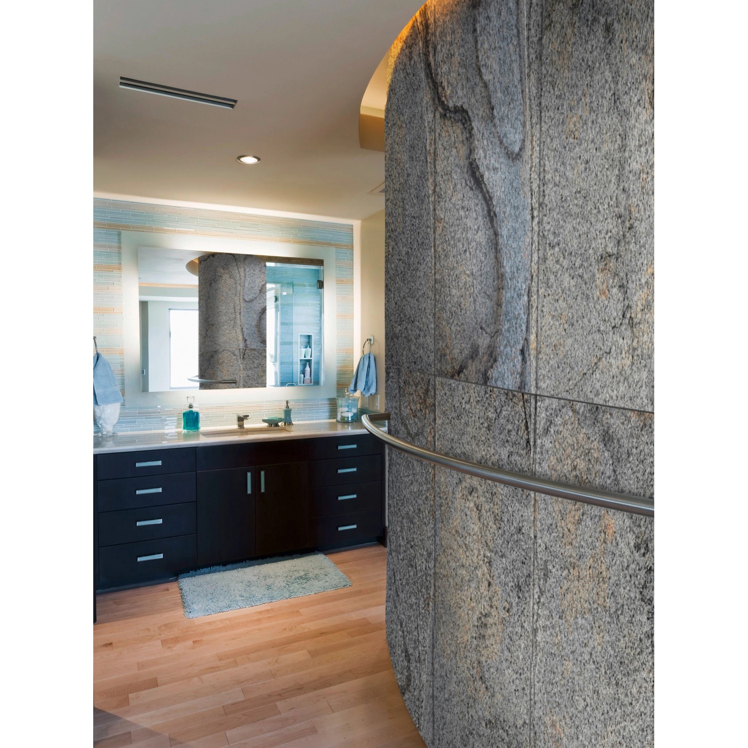 Bad mit Wandverkleidung aus Steinfurnier Silber-Gelb 2.0 Naturstein, 60x120 cm.