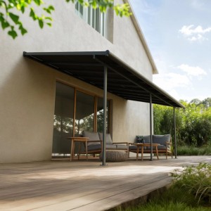 Graue Canopia Sierra Cabrio Terrassenüberdachung mit Schiebedach über Holzterrasse am Haus, mit Outdoor-Möbeln.