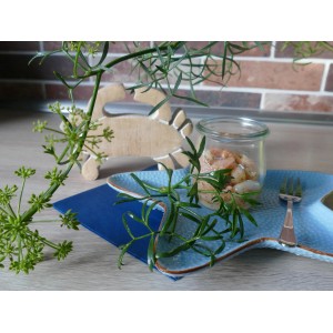 Blu Bio Meerfenchel auf Teller mit Speisen im Glas und Deko.