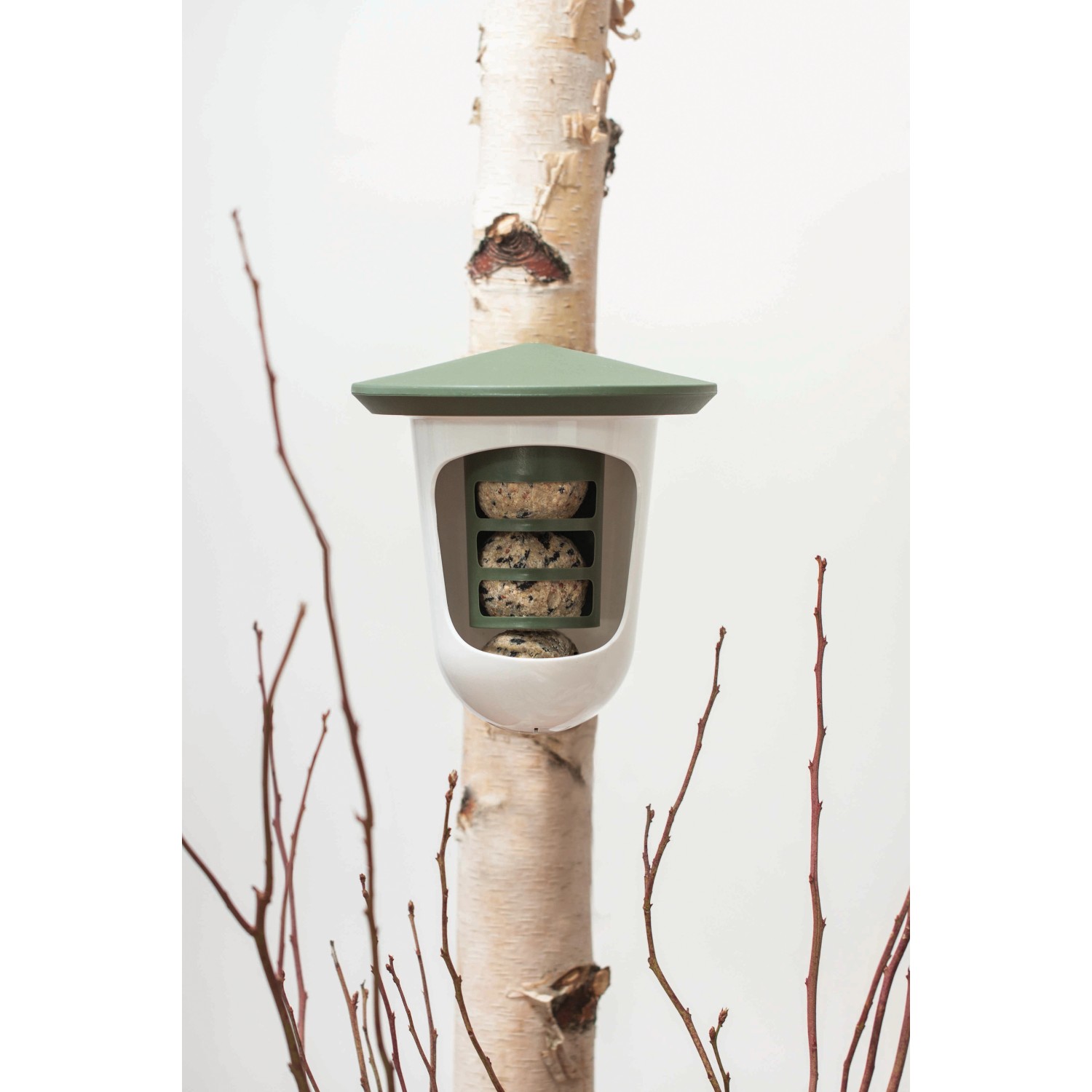 SingingFriend Vogelfutter-Spender Multi Feedr, grün-weiß, am Baum befestigt mit Vogelfutter.