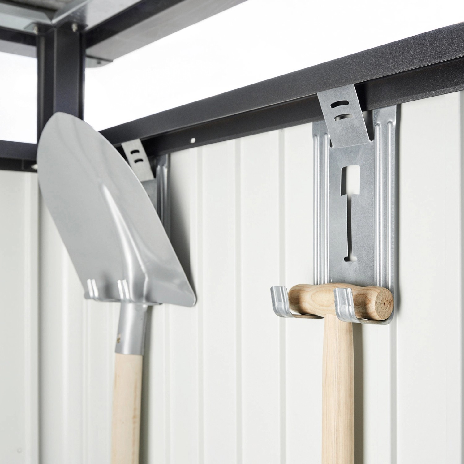 Innenansicht Biohort HighLine Gerätehaus: Schaufel und Hammer an Halterungen.