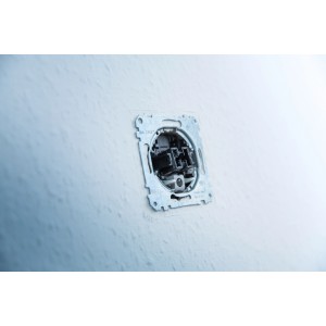 Freigelegter Stromanschluss an einer Wand, vorbereitet für die Abdeckung mit einer LUX Blisterhaube.