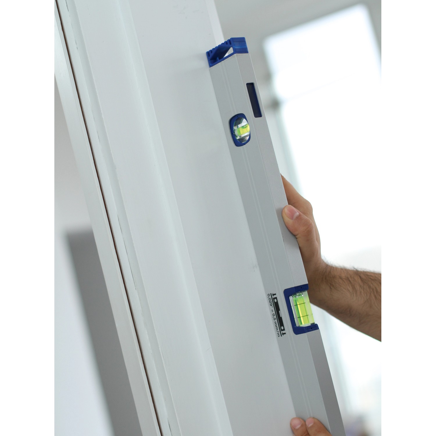 LUX Wasserwaage Alles im Lot (80 cm) im Einsatz zur vertikalen Ausrichtung.