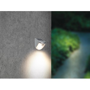 Silbergraue LED-Solar Wandleuchte mit Bewegungssensor an einer Wand.