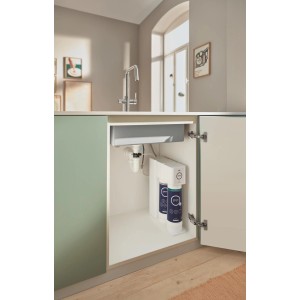 Grohe Blue Umkehrosmose Wasserfilter Starter-Set mit Mineralisierungsfilter unter einer Spüle.
