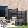 Schwarzer Sichtschutzzaun Silence aus Nadelholz, 176x170cm, mit Gartenmöbeln und Dekoration auf einer Terrasse.