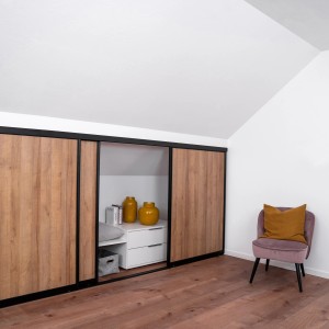 Kniestock-Baupaket mit Schiebetüren in Eiche Country Dekor und schwarzem Profil im Dachgeschoss.