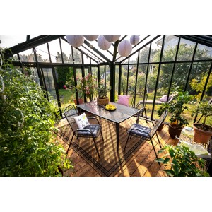 Garten: Sacramento II Stapelstühle aus Stahl um Tisch in Gewächshaus.