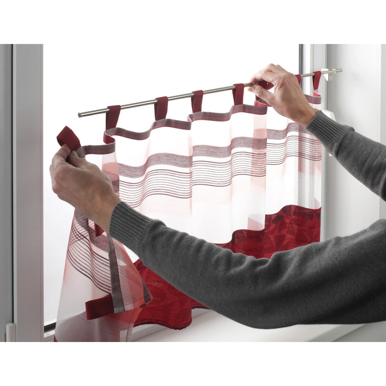 Gardinia Klemmstange Press&Go Edelstahloptik mit rotem Vorhang am Fenster.