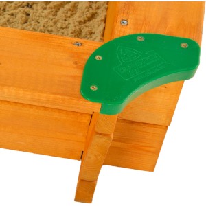 Detailansicht: Gaspo Sandkasten Felix 100x100 mit grünen Schutzecken und Holzstruktur.