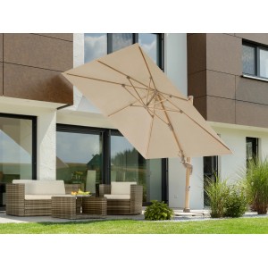 Quadratischer, beiger Schneider Ampelschirm Rhodos Twist Loft 300x300 cm mit Kurbelmechanik und Gartenmöbeln.