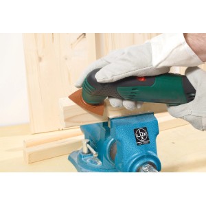 LUX Delta Schleifplatte HM 80 mm im Einsatz an Multitool zum Schleifen von Holz.