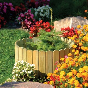 Flex-Palisade aus druckimprägniertem Holz als Beeteinfassung im Garten.