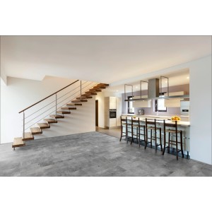 Verlegtes Classen Ceramin Neo Vario Repello, Bodenfliese in dunkler Steinoptik im Wohnraum mit Treppe und Küche.