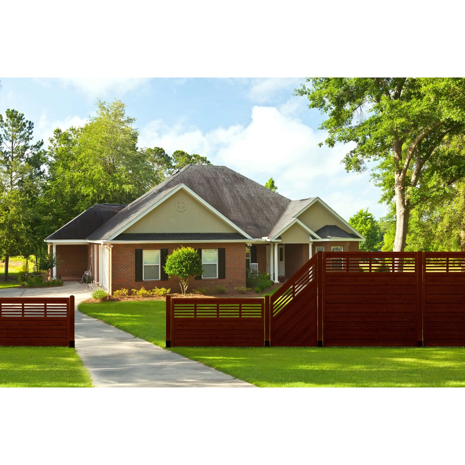 Brauner Sichtschutzzaun Nicea mit Anschlusselement vor einem Haus.